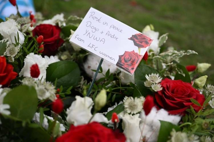 永不独行！两名利物浦女足队员在安菲尔德悼念若塔兄弟