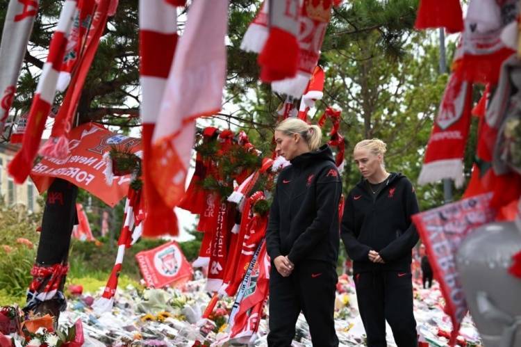 永不独行！两名利物浦女足队员在安菲尔德悼念若塔兄弟