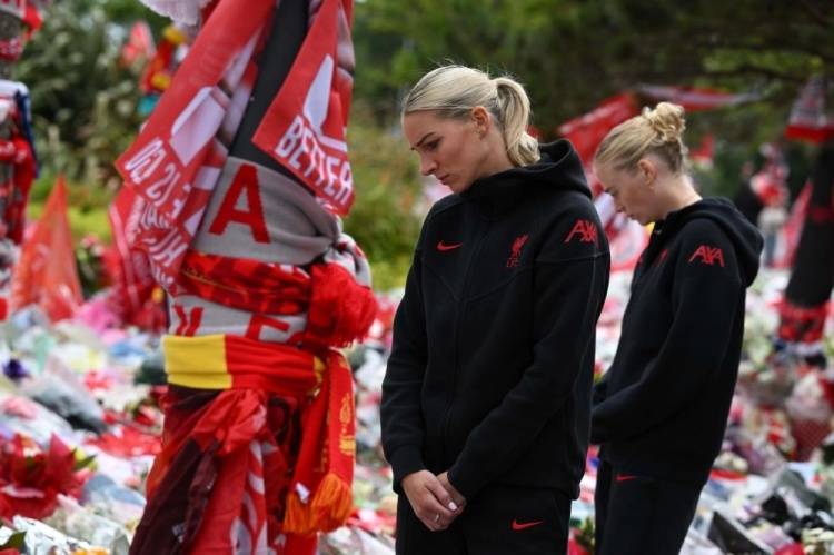 永不独行！两名利物浦女足队员在安菲尔德悼念若塔兄弟
