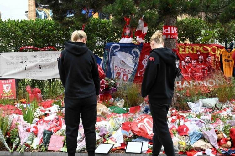 永不独行！两名利物浦女足队员在安菲尔德悼念若塔兄弟