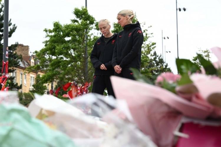 永不独行！两名利物浦女足队员在安菲尔德悼念若塔兄弟