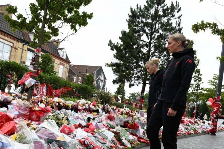 永不独行！两名利物浦女足队员在安菲尔德悼念若塔兄弟