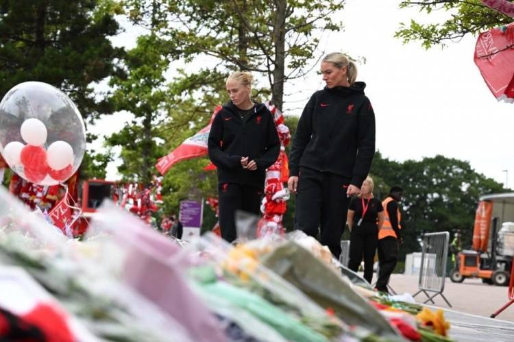 永不独行！两名利物浦女足队员在安菲尔德悼念若塔兄弟