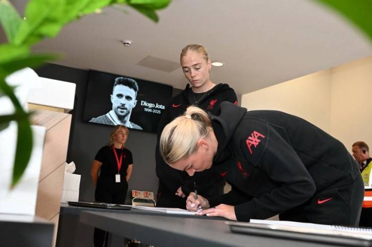 永不独行！两名利物浦女足队员在安菲尔德悼念若塔兄弟