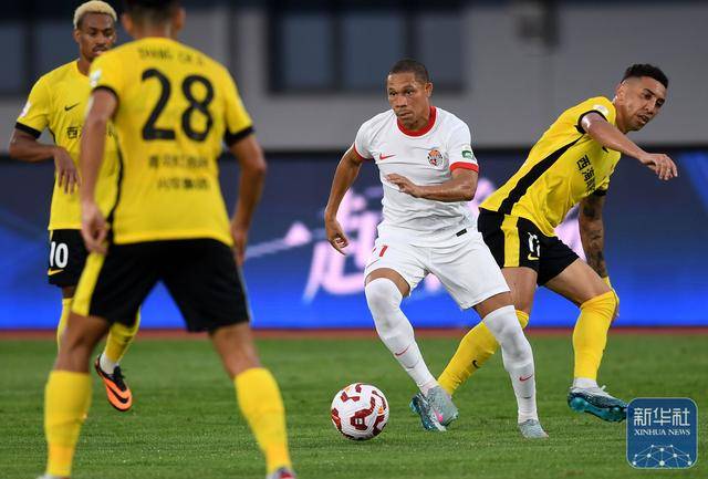 中超：青岛西海岸胜青岛海牛