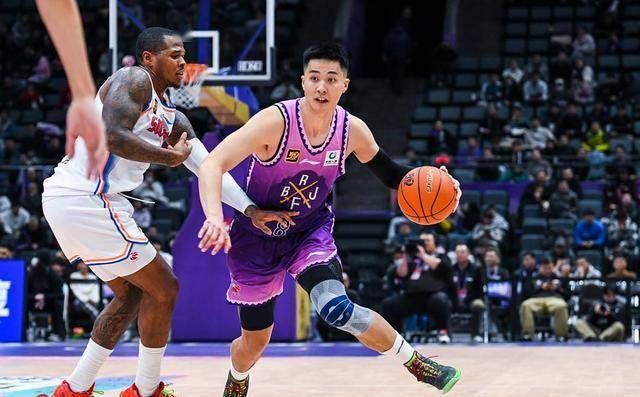 重返CBA！崔永熙有意离开广州，2点因素影响谈判，新东家还在犹豫