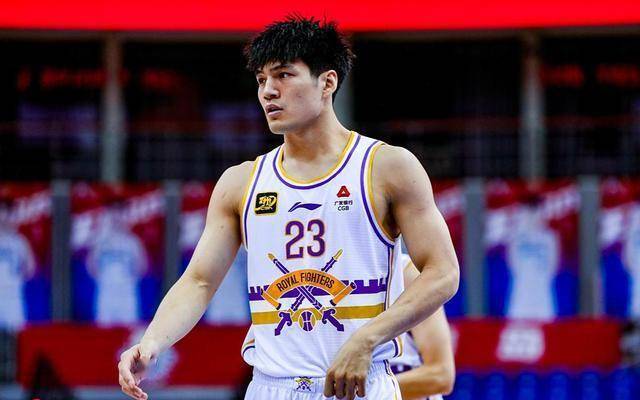 重返CBA！崔永熙有意离开广州，2点因素影响谈判，新东家还在犹豫