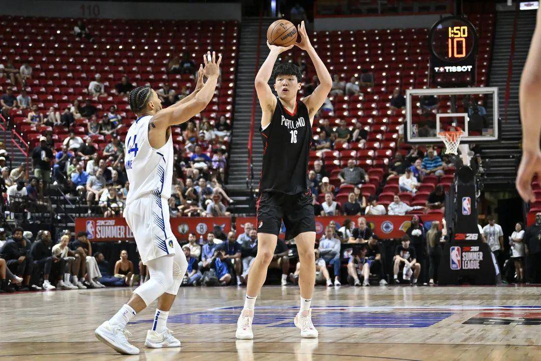 106-73，打服了！杨瀚森首秀惊艳，4大优势碾压对手，CBA成就小杨