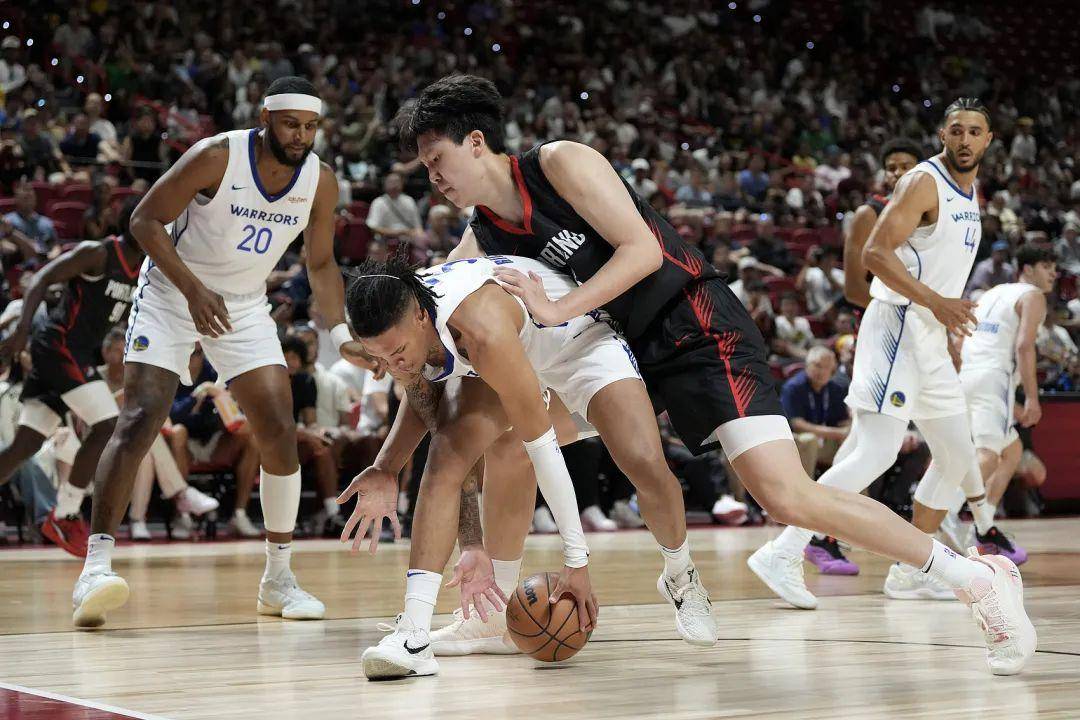 106-73，打服了！杨瀚森首秀惊艳，4大优势碾压对手，CBA成就小杨