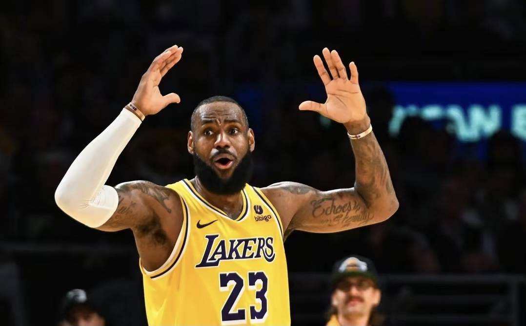 NBA媒体透露：詹姆斯对湖人队今夏没有提出延长合同感到不满，但也无可奈何