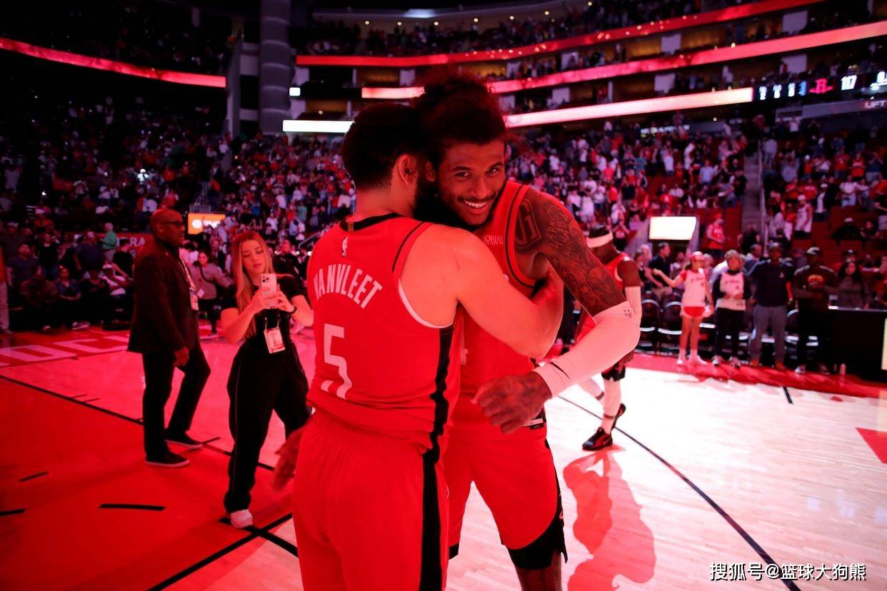 19投仅18分！火箭队新射手低迷，斯通不该送走白魔？1换2太草率