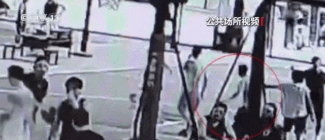 男子突然倒地！事发深圳一篮球场
