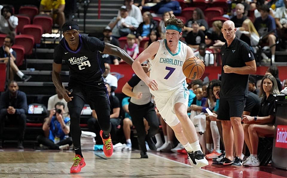 夏洛特黄蜂靠稳定表现的侧翼新秀拿下夏联FMVP