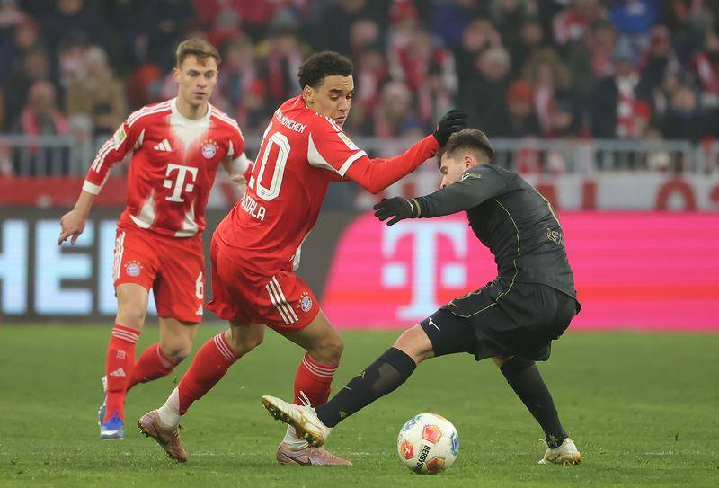 联赛首败！德甲-伊藤洋辉破门 拜仁5分钟丢2球1-2奥格斯堡